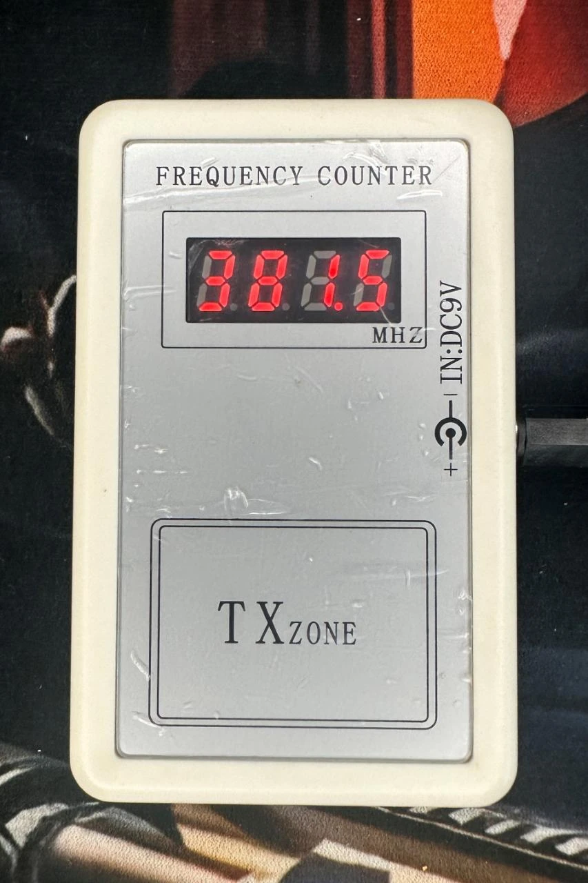 Medidor detector de sinal e frequência de comandos